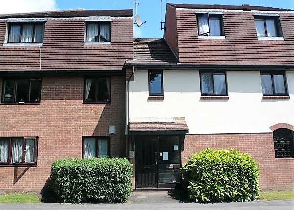 Flat to rent in Victoria Street, Slough