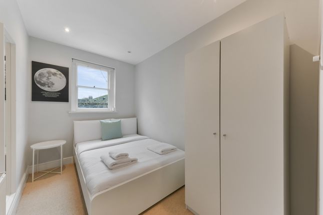 Flat to rent in Clapham Common South Side, London
