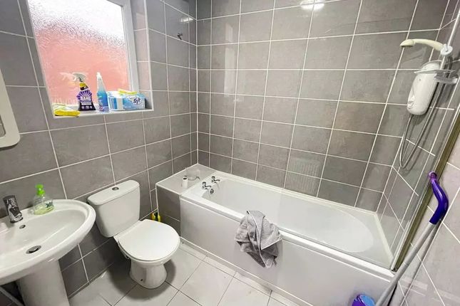A Modern Bathroom Suite Featuring A Clean White Ba...