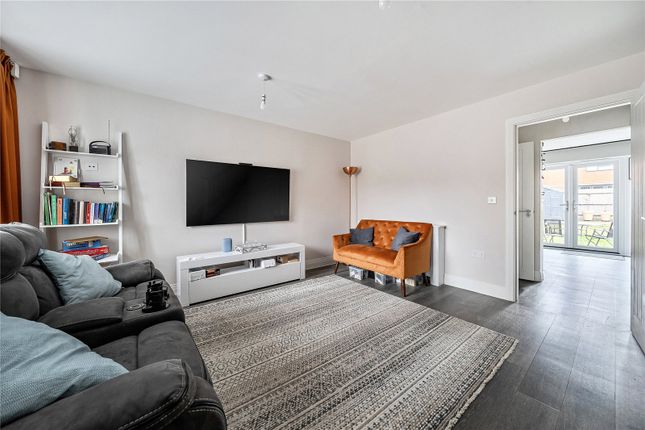 3, Rosa Close, Godalming photo 2