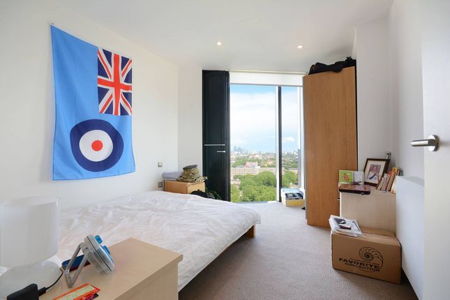 Flat to rent in The Strata, Elephant And Castle, London