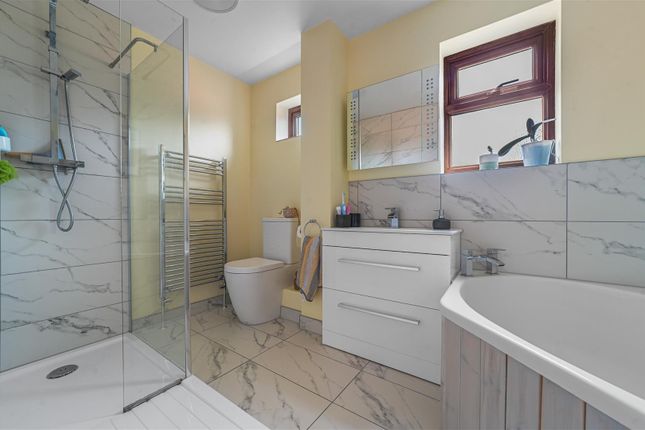 2, Skelton Close, Lawford photo 4