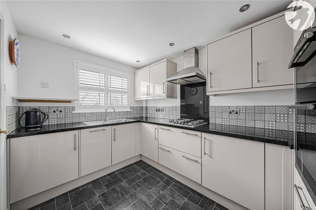 9, Foord Close, Dartford photo 2