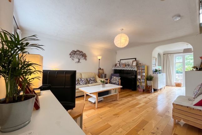1 Tylers Mead, Luton, Bedfordshire photo 2