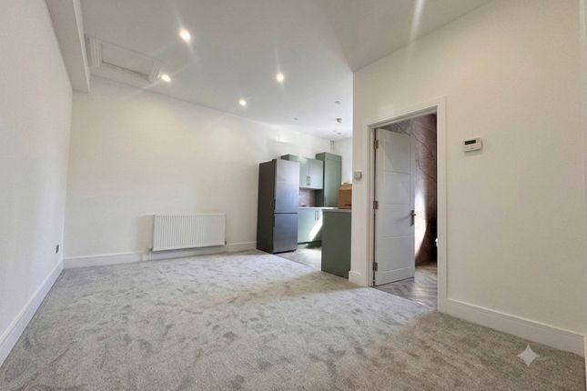 Flat, 5A Whiteleys Parade Uxbridge Road, Uxbridge photo 2