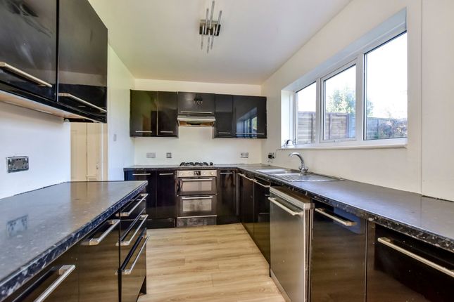 32 Tibbs Hill Road, Abbots Langley photo 4