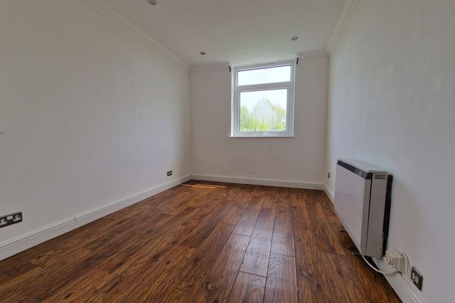 Flat for sale in Halstead Close, Canterbury