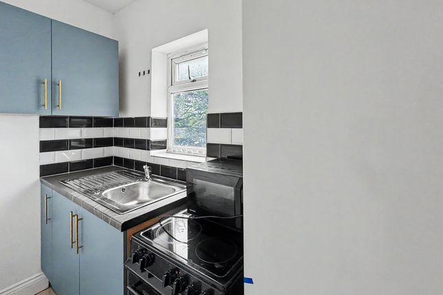 11, Chatsworth Crescent, Hounslow photo 2