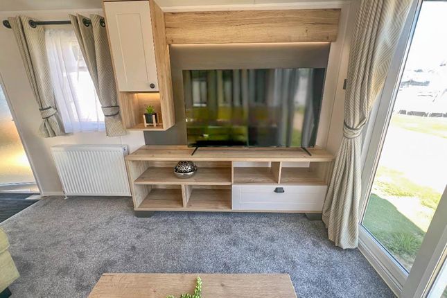 Gainsborough, The Oaks Holiday Park, Chapel Road, Bucklesham photo 4