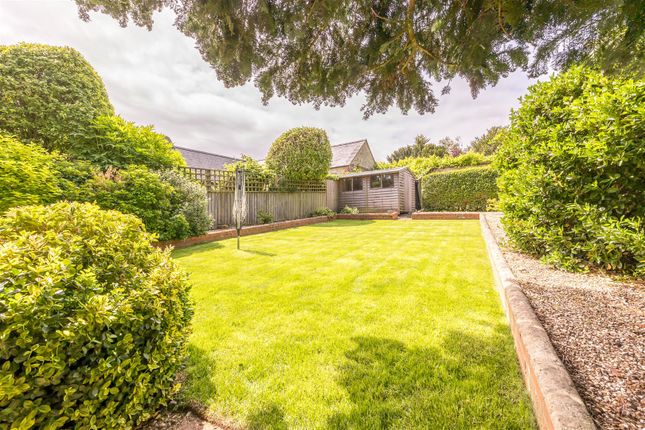 Chestnut Cottage, The Green, Hethe photo 2