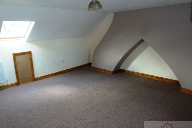 17 Cromwell Terrace, Leek photo 4