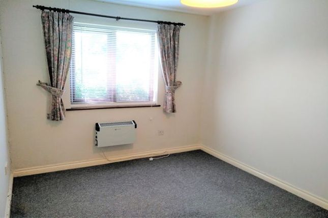 Flat to rent in Victoria Street, Slough