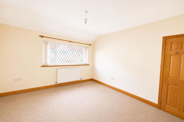 18, Brookside Crescent, Mold photo 2