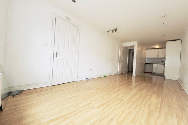 Block of flats for sale in Cardiff Road, Luton