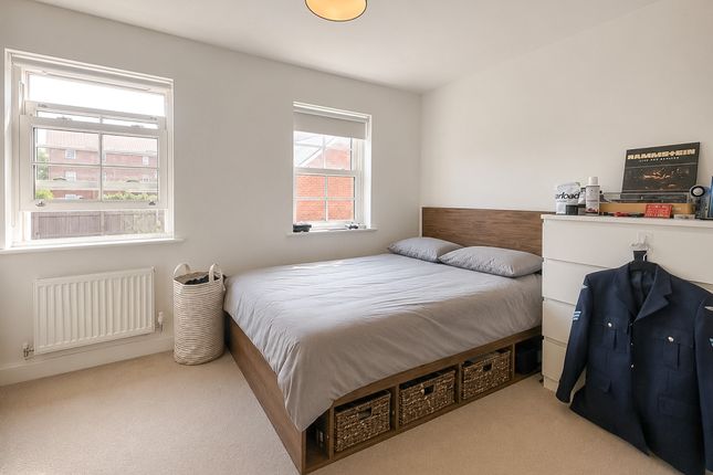 24 Bazeley Road, Waterlooville photo 5