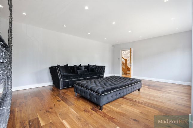 5, Woodland Way, Woodford Green photo 4