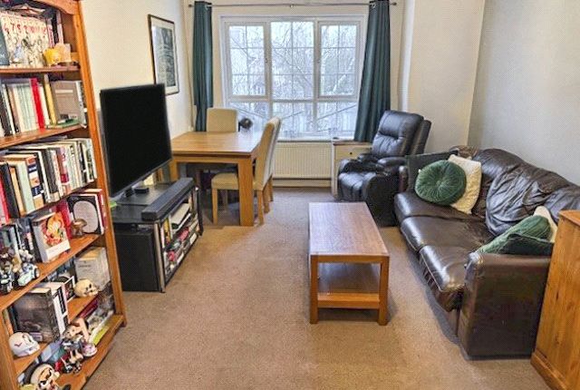 12, Squirrel Court, Hampshire photo 2