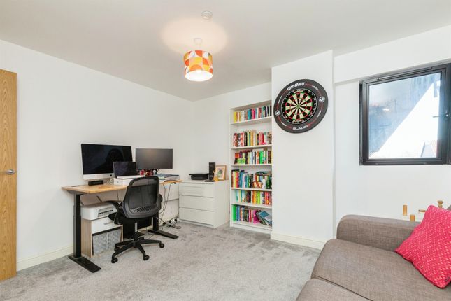 Flat for sale in Whitchurch Lane, Bristol