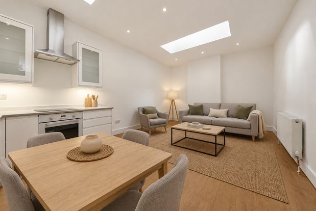 Victoria Mews, London photo 2