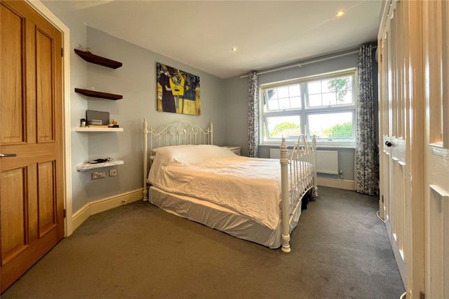4, Thistledown Close, Farnham photo 4