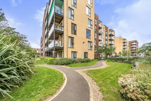 Flat to rent in Silverworks Close, Colindale, London