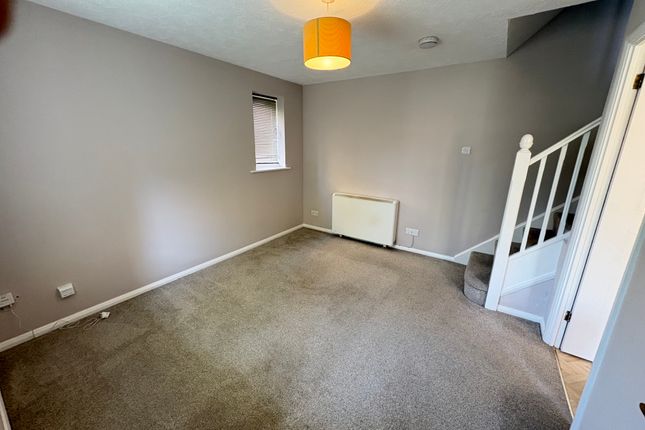 26 Lyon Close, Crawley photo 2