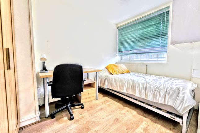 Flat to rent in Compton Close, London