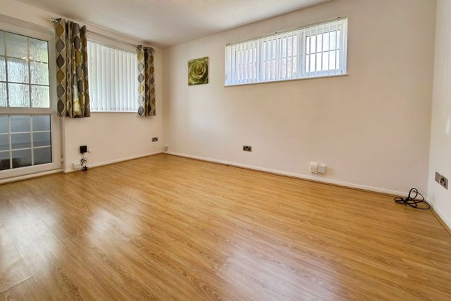 15 Frampton Close, Swindon photo 3