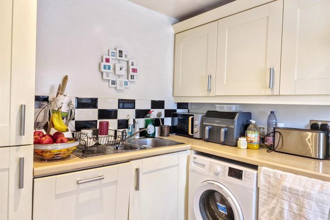 3, Watling Gardens, Dunstable photo 3