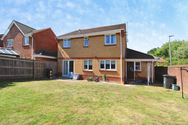 22 Spencer Close, Swindon photo 4