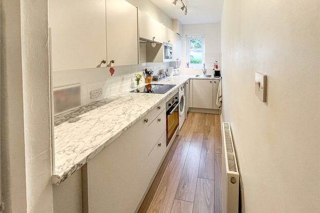 16, North Grove Court, West Yorkshire photo 2