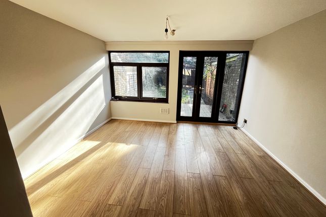 10, Kennet Close, London photo 3