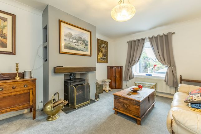 28, Howard Way, Holmfirth photo 2