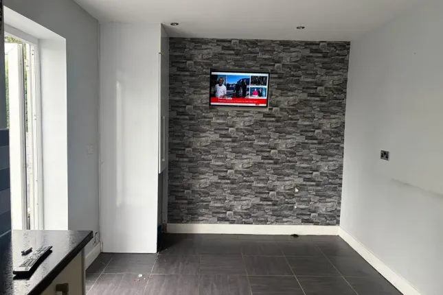 Studio flat on Upper Clapton Road, London, £7,200/mo