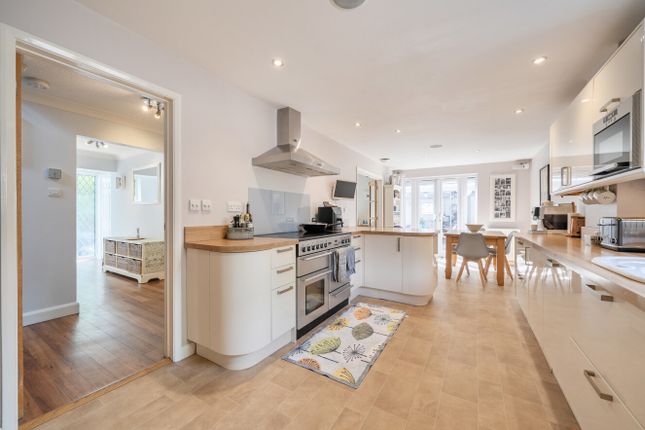 2, Long Barrow Close, Winchester photo 3