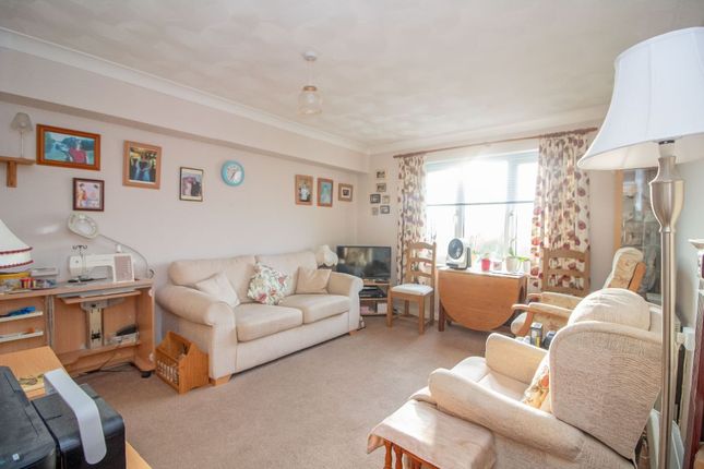 Flat 14, Swallow Court, Clanfield, Waterlooville photo 3