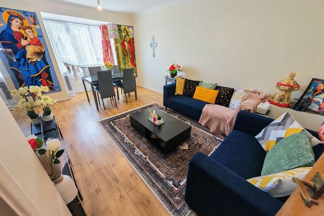 31, Frensham Close, Southall photo 3