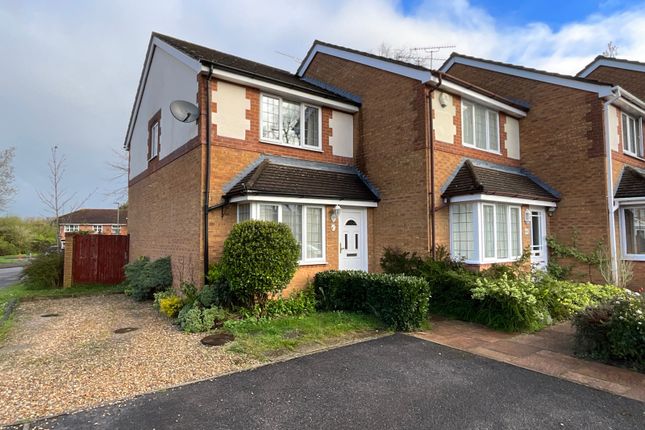 End terrace house to rent in Peel Close, Woodley, Reading, Berkshire