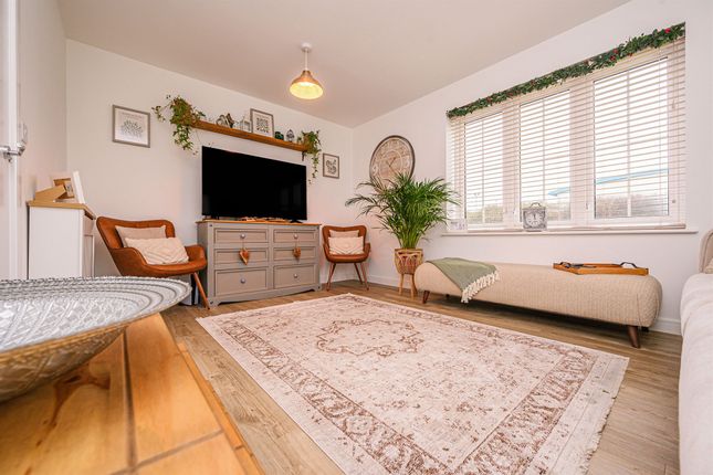 26, Bulrush Grove, Kettering photo 2