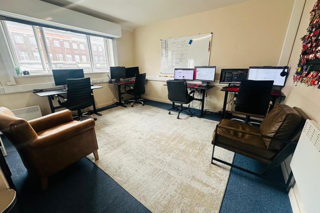 Studio flat on 583, cranbrook road , Ilford, £2,000/mo