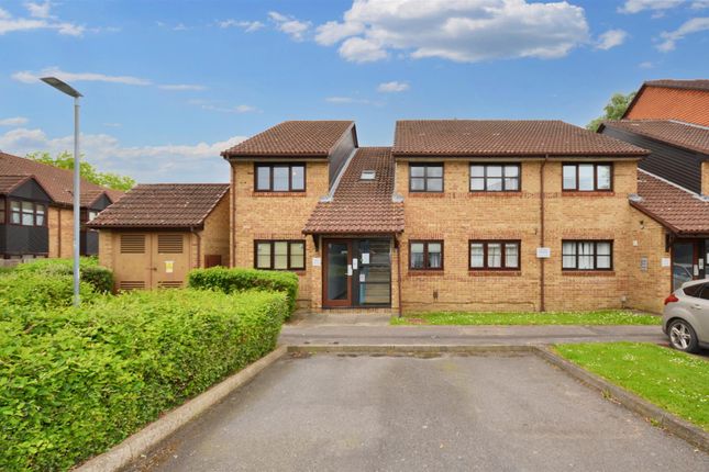 Thumbnail Flat for sale in Milford Close, St.Albans