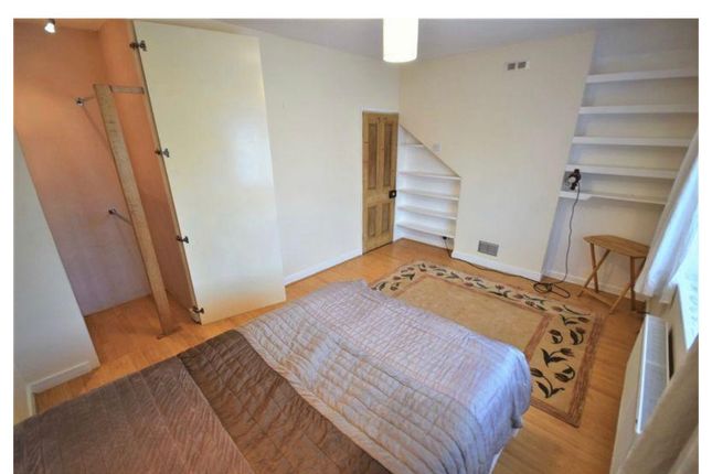 9, D'Arcy Gardens, Dagenham photo 2
