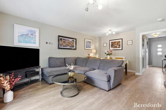 9, Little Highwood Way, Essex photo 2