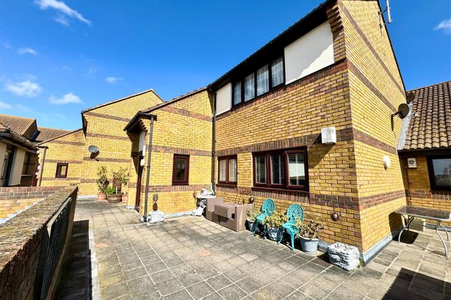 Flat to rent in Hedingham Place, Rectory Road, Ashingdon, Rochford