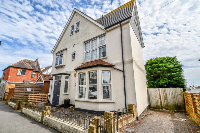 Flat for sale in Victor Drive, Leigh-On-Sea