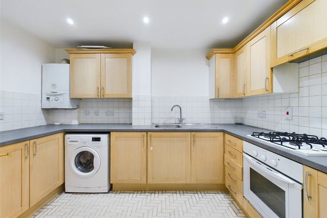 Flat to rent in South Street, Romford