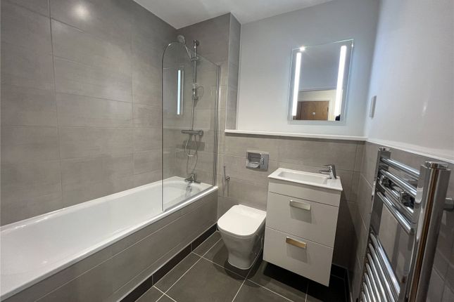 Flat to rent in Furness Quay, Salford Quays, Manchester