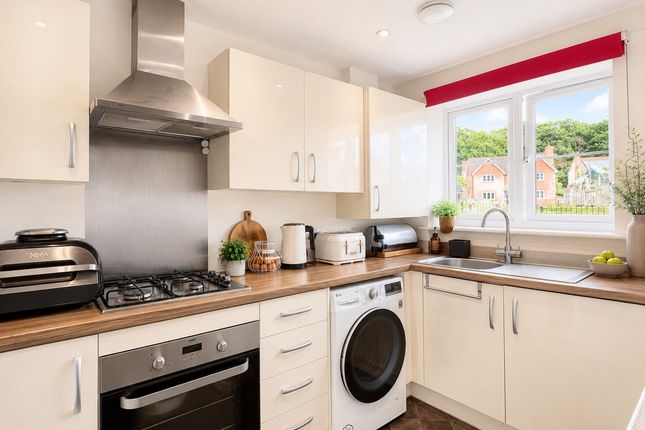 28, Horseshoe Cresent, Longham photo 2