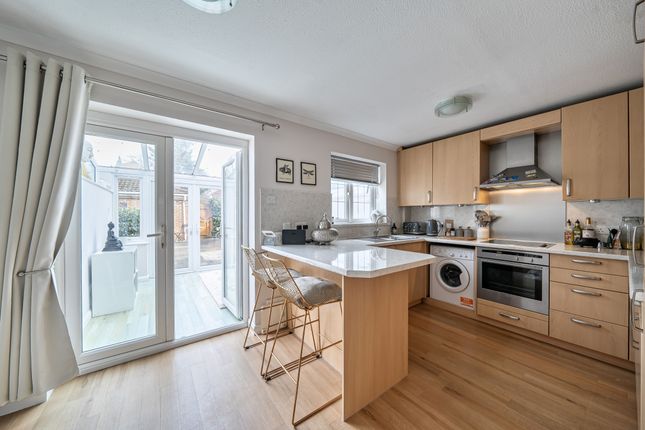 24, Rosslyn Park, Weybridge photo 3