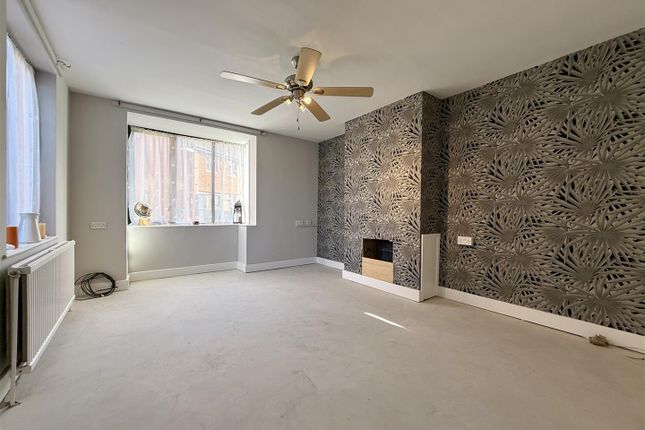 27, Staveley Court, Loughborough photo 2